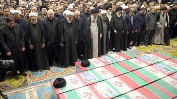 اقامه نماز رهبر معظم انقلاب بر پیکر شهید دکتر رئیسی و یاران شهیدش اقامه نماز رهبر معظم انقلاب بر پیکر شهید دکتر رئیسی و یاران شهیدش