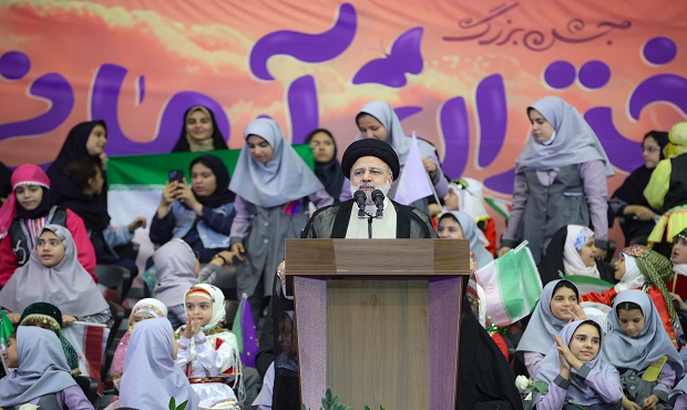 جمهوری اسلامی دختران و زنان را محور خانواده و دارای نقش موثر اجتماعی می‌داند