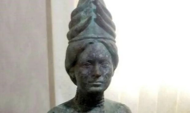 مجسمه ۲۰۰۰ ساله تقلبی از آب درآمد