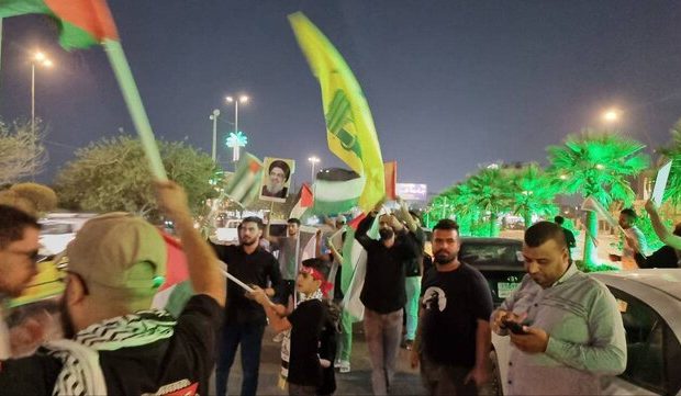 تجمع مردم عراق مقابل سفارت ایران در بغداد پس از پاسخ موشکی به اسرائیل