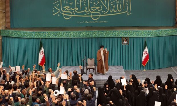 رهبر انقلاب: باید قوی باشیم و هر روز قوی‌تر شویم
