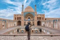 توریست ها و گردشگران در پاییز زیبا به کاشان تاریخی رسیدند