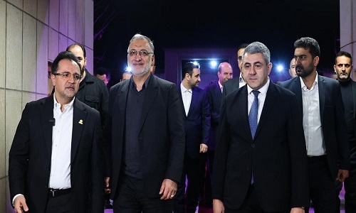 اهدا آثار دستی هنرمندان ایرانی