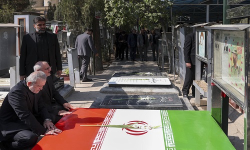 احترام پزشکیان به مقام شهدا