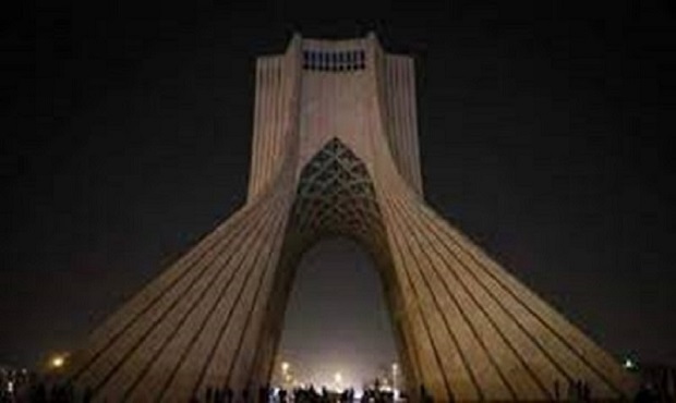 خاموشی برج آزادی در همدردی با جان‌باختگان حادثه بندر شهید رجایی