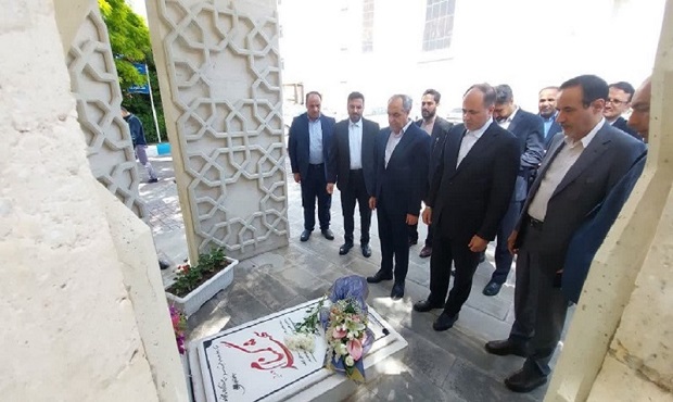 تجدید میثاق وزیر جهاد کشاورزی با شهید گمنام دفاع مقدس در استانداری آذربایجان شرقی