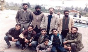 ✍️مهدی صدیقیانقیصر امین پور شاعر یادها و خاطرهای خوب، متولد هشتم آبان، فصل دل انگیز پاییز است.

استاد قیصر امین پور را از سال های نوجوانی خوب به یاد دارم. پای درس استاد در مجله سروش نوجوان می نشستم و او بود که در کنار فریدون عموزاده خلیلی و بیوک ملکی برایم از قلم، قداست ، اصالت و اندیشه می گفت.

نوشته ها و شعرها را برای او می فرستادم و او در کمال بزرگواری و صبوری اصلاح می کرد و درشماره های سروش نوجوان منتشر می ساخت. اتاق کوچک سروش نوجوان، پاتوق نوجوان هایی بود که استادی بزرگ داشتند  و من شاد بودم که چهره ی مهربان و صمیمی استاد را حداقل هفته ای یکبار می دیدم .

سال 1366 فرصت طلایی سفر پیش آمد، با گروهی از نوجوانان و در معیت زنده یاد امین پور، فریدون عمو زاده خلیلی، بیوک ملکی،افشین علاء، ایرج قنبری و وحید امیری و دوستان نوجوان مجله برای خواندن شعرهایمان و شرکت در مراسم بزرگداشت سلمان هراتی عازم تنکابن شدیم. هوا سرد بود و مینی بوس قدیمی مارا به سمت خاطره های آشنایی می برد.

از آن تاریخ به بعد قیصر امین پور برای ما استادی بی مانند شد. شبهای شعر زیادی را در کنارش می رفتیم و شعر می خواندیم و او مارا تشویق می کرد. کوچ اسمانی استاد اما به یکباره بغضمان را شکست .

 هجران او پس از این همه سال، هنوز برای ما تازگی دارد. چند عکس به یادگار از همان روز های سفر به همراه دل نوشته ای کوتاه به رسم احترام تقدیم خوانندگان گرامی می کنیم و برای روح بزرگ قیصر امین پور شاعر بلند آوازه ایران شادی آرزو می کنیم .

قیصر، قاف را حرف آخر عشق می داند و آنجا نام کوچک خود را آغاز می کند:

و قاف

حرف آخر عشق است

آنجا که نام کوچک من

آغاز می‌شود

امین پور از روزهای کوچک و بزرگ می گوید. از گریز که آیا  آرزویی بزرگ است؟ او در اوراق زرد و پراکنده کتابی قدیمی به دنبال نامی گمشده می گردد. من و شعرهایم که من هست و من نیست ...

نه چندان بزرگم

که کوچک بیابم خودم را
نه آنقدر کوچک

که خود را بزرگ…
گریز از میان‌مایگی

آرزویی بزرگ است؟

دلم را ورق می‌زنم

به دنبال نامی که گم شد

در اوراق زرد و پراکنده این کتاب قدیمی
به دنبال نامی که من

من شعرهایم که من هست و من نیست
به دنبال نامی که تو

توی آشنا، ناشناس تمام غزل‌ها
به دنبال نامی که او

به دنبال اویی که کو؟

قیصر پرواز با خدا را سفره ی باز دلش می دانست. می خواست صاف و ساده مثل بلبل درباره گل حرف بزند و چکه چکه مثل باران از هزاران راز بگوید :

می‌توان با این خدا پرواز کرد
سفره ی دل را برایش باز کرد

می‌توان درباره ی گل حرف زد
صاف و ساده، مثل بلبل حرف زد

چکه چکه مثل باران راز گفت
با دو قطره، صد هزاران راز گفت

شاعر لهجه های جنوبی از جشن تولدی می گفت که باید می رفت اما سر از مجلس ختم درآورده بود. او عاشقانه، پیروزی واقعی را نه در جنگ، که بر جنگ امید می داد :

مرا

به جشن تولد

فراخوانده بودند
چرا

سر از مجلس ختم

درآورده‌ام؟

شهیدی که بر خاک می‌خفت

سرانگشت در خون خود می‌زد و می‌نوشت

دو سه حرف بر سنگ:

«به امید پیروزی واقعی

نه در جنگ،

که بر جنگ!»

شاعر صبح و آسمان و نم نم باران از دوست داشتن احساسی مبهم می گفت. از سلامی صمیمی تر از غم و دوست داشتنی به اندازه غم :

من از عهد آدم تو را دوست دارم
از آغاز عالم تو را دوست دارم

چه شب‌ها من و آسمان تا دم صبح
سرودیم نم‌نم، تو را دوست دارم

نه خطی، نه خالی! نه خواب و خیالی
من ای حس مبهم تو را دوست دارم

سلامی صمیمی‌ تر از غم ندیدم
به اندازه‌ غم تو را دوست دارم

بیا تا صدا از دل سنگ خیزد
بگوییم با هم: تو را دوست دارم

جهان یک دهان شد هم‌ آواز با ما
تو را دوست دارم، تو را دوست دارم

امین پور درکوتاه شعری از شهیدی افتاده بر خاک می گفت و چه زیبا. اگر فتح این است_که دشمن شکست، چرا همچنان دشمنی هست؟ آیا زیباتر از این شعر، چیز دیگری می توان سرود؟

شهیدی که بر خاک می‌خفت

چنین در دلش گفت:

«اگر فتح این است

که دشمن شکست ،

چرا همچنان دشمنی هست؟»

شعر قطار قیصر ساده و صمیمی مثل تکیه به نرده های ایستگاه رفته ما را به سفر دعوت می کند :

قطار می‌رود

تو می‌روی

تمام ایستگاه می‌رود

و من چقدر ساده‌ام

که سال‌های سال

در انتظار تو

کنار این قطارِ رفته ایستاده‌ام

و همچنان

به نرده‌های ایستگاه رفته

تکیه داده‌ام!

او از اسفندهای رفته و از اردیبهشت آمده می گفت. او عشق را در امتداد راهرویی کوتاه به مدرسه برد و کتاب اشارت را به امانت گرفت  و سکوت را به غوغای چشم ها دعوت کرد.

چه اسفندها… آه!

چه اسفندها دود کردیم!

برای تو ای روز اردیبهشتی

که گفتند: این روزها می‌رسی

از همین راه!

اعجاز ما همین است:

ما عشق را به مدرسه بردیم

درامتداد راهرویی کوتاه

در آن کتابخانه کوچک

تا باز این کتاب قدیمی را

که از کتابخانه امانت گرفته ایم

یعنی همین کتاب اشارات را

با هم یکی دو لحظه بخوانیم

ما بی صدا مطالعه می‌کردیم

اما کتاب را که ورق می‌زدیم

تنها

گاهی به هم نگاهی…

ناگاه

انگشت‌های «هیس!»

ما را

ز هر طرف نشانه گرفتند

انگار

غوغای چشم‌های من و تو

سکوت را

در آن کتابخانه رعایت نکرده بود!

امین پور عاشقانه از درد می گفت. از دردهای مردم زمانه که حتی نام هایشان درد می کند. او حتی لحظه های سرودنش هم درد می کرد، از درد می گفت. او معتقد بود دردهای من نگفتنی و نهفتنی است:

دردهای من

جامه نیستند

تا ز تن درآورم

چامه و چکامه نیستند

تا به رشته‌ سخن درآورم

نعره نیستند

تا ز نای جان برآورم

دردهای من نگفتنی

دردهای من نهفتنی است

دردهای من

گرچه مثل دردهای مردم زمانه نیست

درد مردم زمانه است

مردمی که چین پوستینشان

مردمی که رنگ روی آستینشان

مردمی که نام‌هایشان

جلد کهنه‌ شناسنامه‌هایشان

درد می‌کند

من ولی تمام استخوان بودنم

لحظه‌های ساده‌ سرودنم درد می‌کند

انحنای روح من، شانه‌های خسته‌ غرور من

تکیه‌گاه بی‌پناهی دلم شکسته است

کتف گریه‌های بی‌بهانه‌ام

بازوان حس شاعرانه‌ام

زخم خورده است

دردهای پوستی کجا؟

درد دوستی کجا؟

این سماجت عجیب

پافشاری شگفت دردهاست

درد، حرف نیست

درد، نام دیگر من است

من چگونه خویش را صدا کنم؟

امین پور حرف های ناتمام زیاد داشت و آماده حکایت همیشگی همان رفتن بود. لحظه ای به نام عزیمت که ناگزیر می شود. او چه زیبا می سرود : چقدر زود دیر می شود.

حرف‌های ما هنوز ناتمام…

تا نگاه می‌کنی

وقت رفتن است،

باز هم همان حکایت همیشگی

پیش از آنکه باخبر شوی

لحظه عزیمت تو ناگزیر می‌شود

آی…

ای دریغ و حسرتِ همیشگی

ناگهان

چقدر زود

دیر می‌شود!