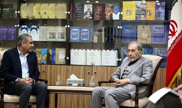 پیام نخست‌وزیر و رئیس ستاد ارتش پاکستان برای تقدیم به رهبر انقلاب، به ولایتی تسلیم شد