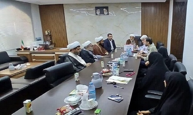 بوشهر- امام جمعه دشتستان گفت: مدارس علمیه نقش کلیدی در عملیاتی‌سازی برنامه‌های تربیتی و آموزشی دارند.