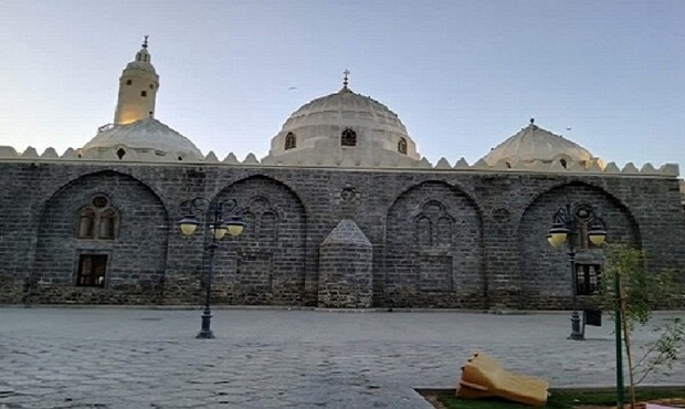اقامه نماز باران توسط دانشجویان عمره گزار در مسجد غمامه