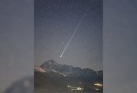 عکس روز ناسا و نمایش آسمانی یک دنباله‌دار
