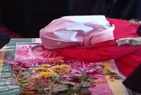 گریه های یک نظامی بر تابوت همکار شهیدش