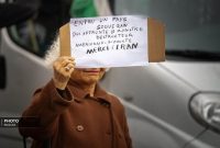 دست‌نوشته جالب یک فرانسوی در تجمع حامیان ایران در پاریس
