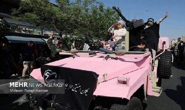 جیپ صورتی در رزمایش دختران جان‌فدای ایران