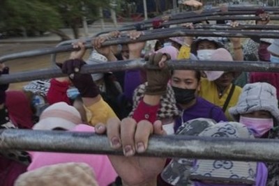 کارگران کامبوج خواستار افزایش کمک هزینه ایاب و ذهاب شدند