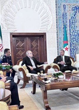 وزیر کشور الجزایر به گرمی از پزشکیان در فرودگاه الجزیره استقبال کرد
