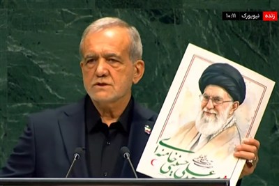 پزشکیان، تصویر امام شهید و کودکان میناب را در سازمان ملل به نمایش گذاشت