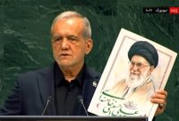 پزشکیان، تصویر شهید امام خامنه‌ای را در سازمان ملل به نمایش گذاشت