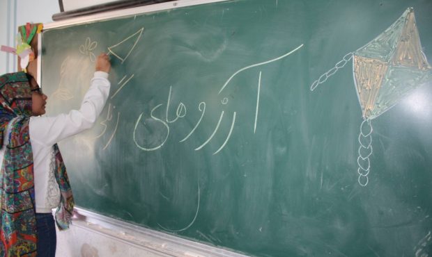 بومِ بی‌انتهای رویا؛ وقتی گچ و تخته‌سیاه پرواز را هجی می‌کنند