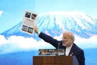 تصویر امام شهید و نوه ۱۴ ماهه‌اش در نشست بین‌المجالس جهانی به نمایش درآمد