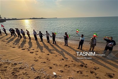 زنجیره انسانی در کنار ساحل زیبای جزیره هرمز شکل گرفت